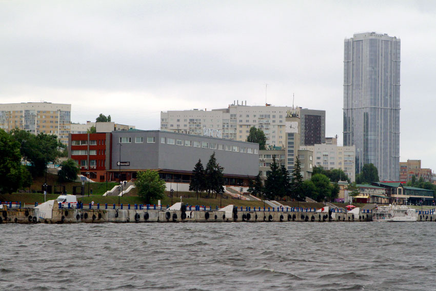 Вместо большого прозрачного сооружения на берегу Волги...