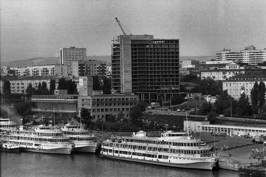 Вид речного вокзала с автомобильного моста. Фото 1980-х годов.
