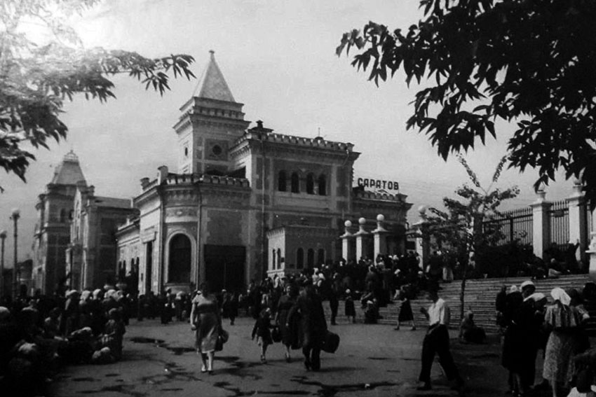 Центральная лестница на перон, 
