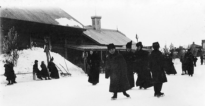 С открытием зимой катка (на месте сегодняшнего Краеведческого...