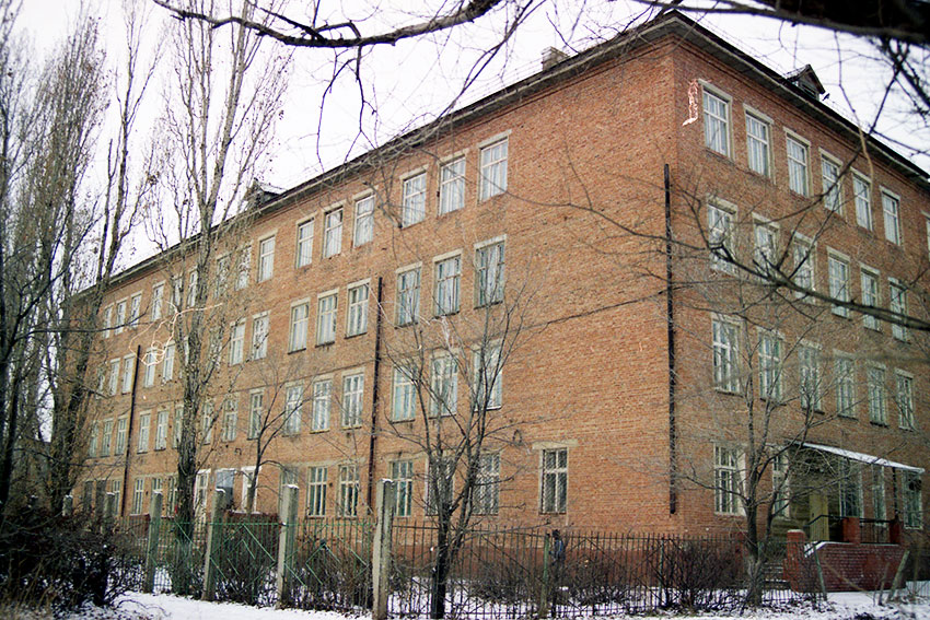 В небольшой пристройке к нашей третьей школе располагалась...