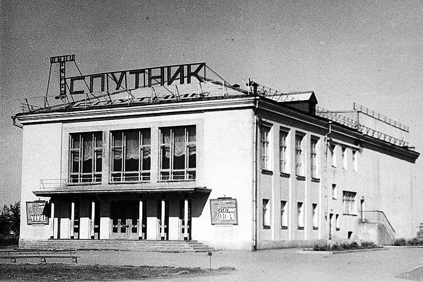 Сам комбинат занял огромную площадь на окраине, которая...