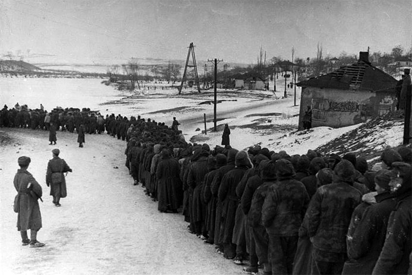 Наши войска, наступающие вдоль побережья Чудского озера...