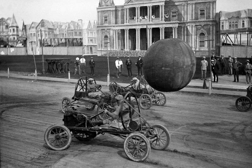 Игра в пушбол на автомобилях. Канада, 1925 год. 

Играли в...