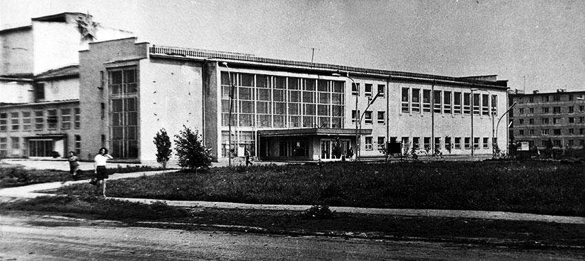 Помню ещё самое первое, совсем небольшое, помещение библиотеки...