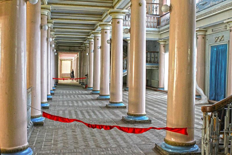 Колоны в фое Дома офицеров.