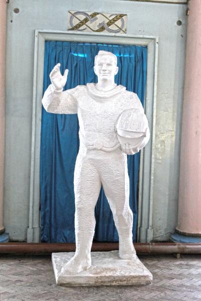 Памятник первому космонавту планеты Ю. Гагарину стоял в...