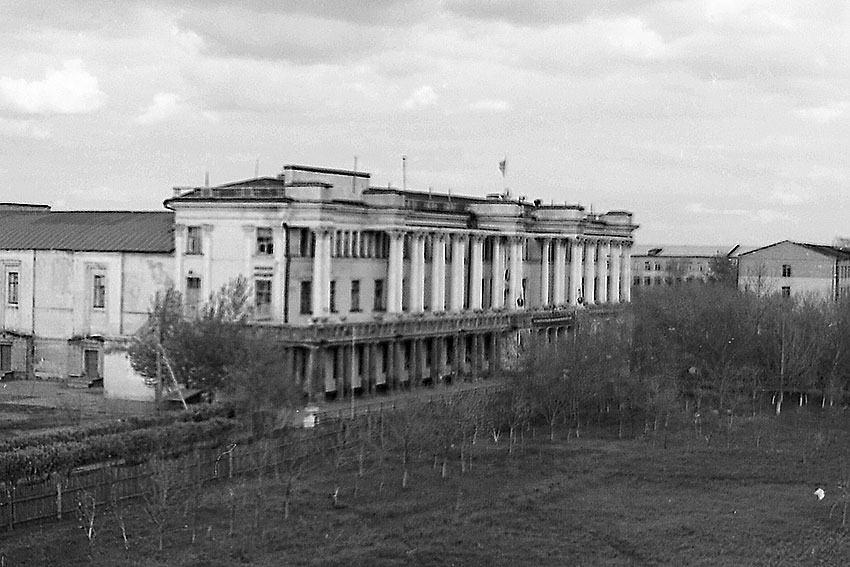 Свеже посаженные деревья перед Домом офицеров, 1960 годы.