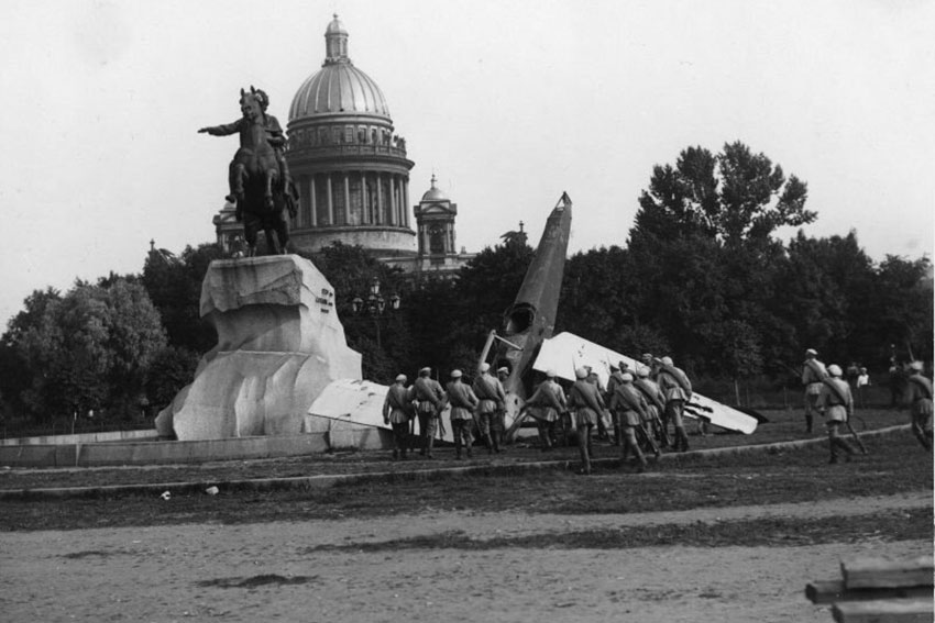 Ленинградом, съемка фильма около Медного всадника, 1925  год.