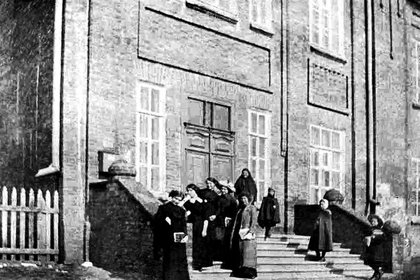 Вход в женскую гимназию. Фото 1910 годов.

Шли годы. Росли...