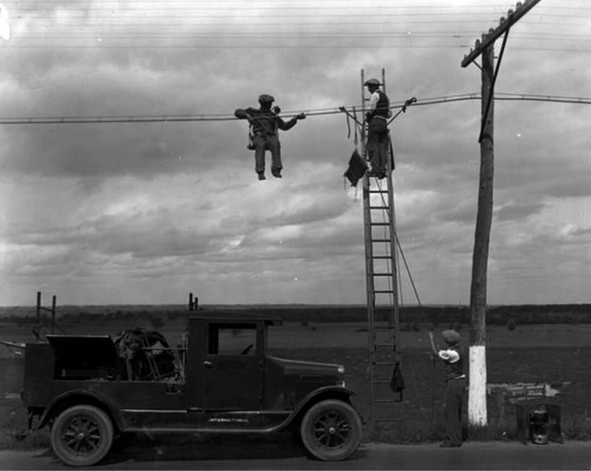 Ремонт полевой телефонной линии, 1929 год.