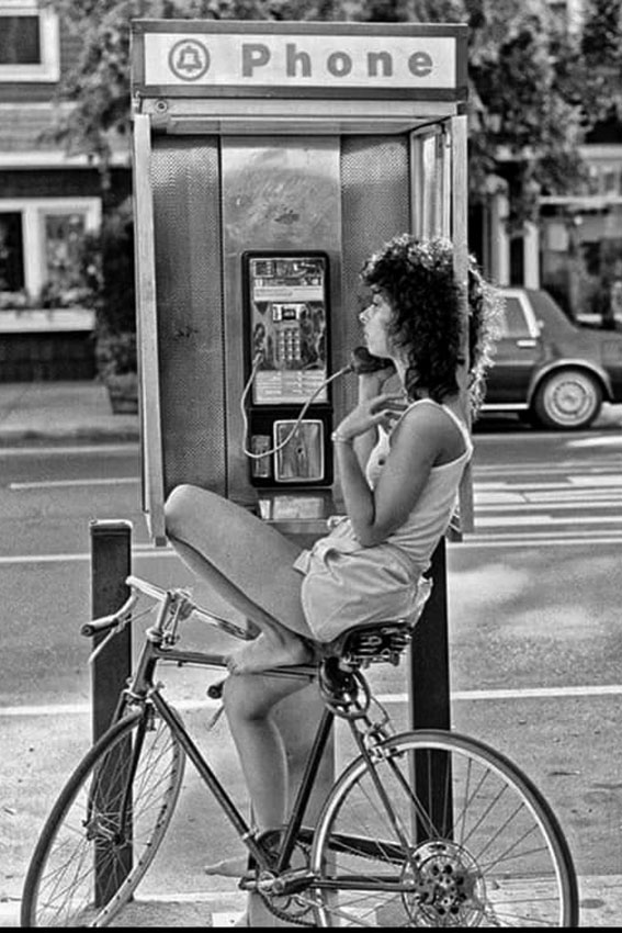 Девушка разговаривает по таксофону, 1980-е года.