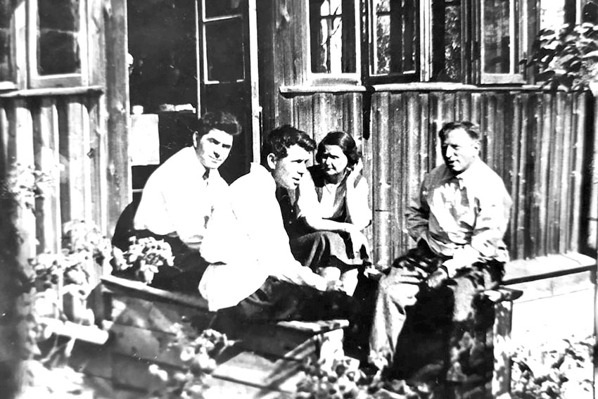 Александр, Вячеслав (предположительно), Михаил (предположи-... Александр, Вячеслав (предположительно), Михаил (предположи-...