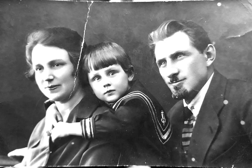 Юрий Иванович Куховаренко с женой и сыном Олегом. Он мог... Юрий Иванович Куховаренко с женой и сыном Олегом. Он мог...