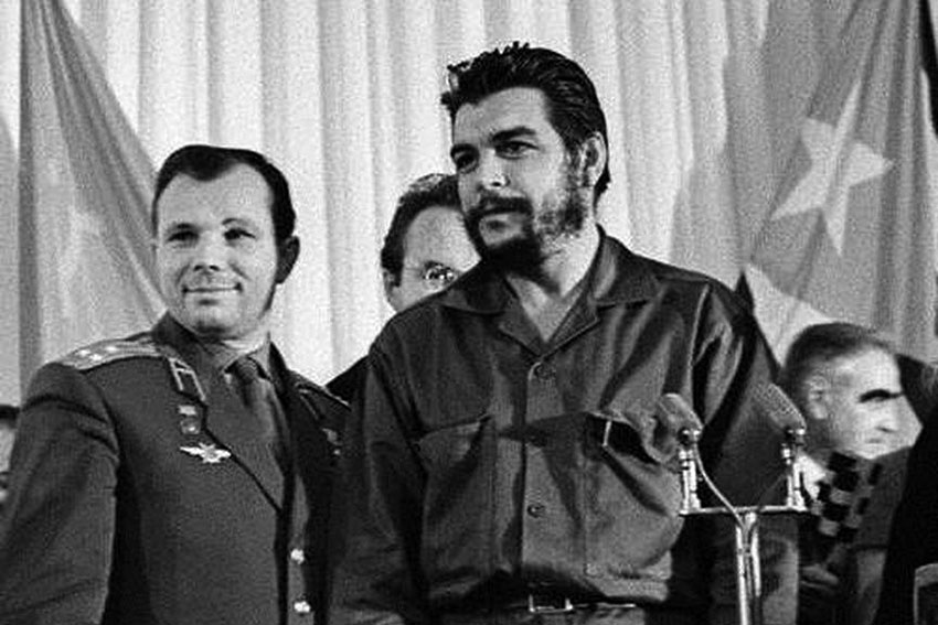 Юрий Гагарин и команданте Че Гевара.

По пути в Гавану самолет...