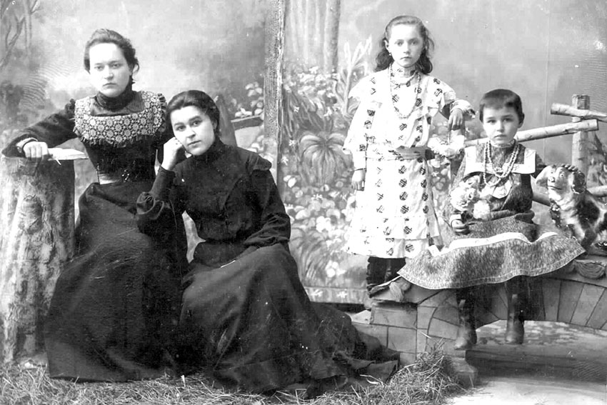 Близкие родственницы. Фотография Я. Е. Диденко, Близкие родственницы. Фотография Я. Е. Диденко,