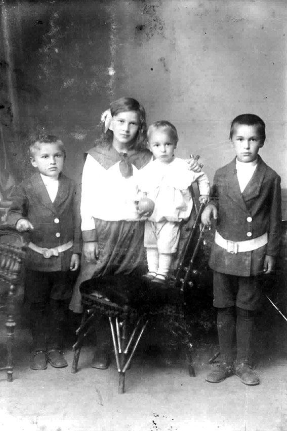 Пока ещё счастливые дети предреволюционной поры. Фотография... Пока ещё счастливые дети предреволюционной поры. Фотография...