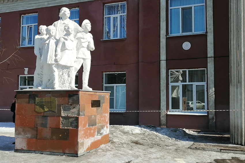 Обвалившая плитка на памятнике Крупская и дети герои на... Обвалившая плитка на памятнике Крупская и дети герои на...