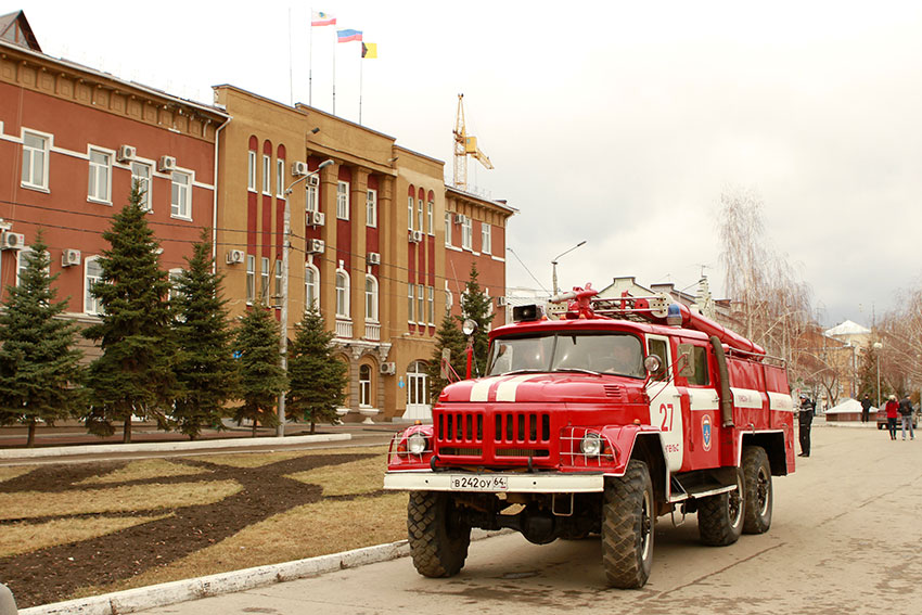 Пять расчетов тушили полыхающую траву