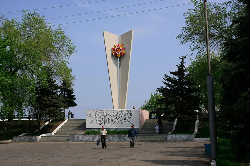 В 1975 году установлен памятник Победе в Великой Отечественной... В 1975 году установлен памятник Победе в Великой Отечественной...