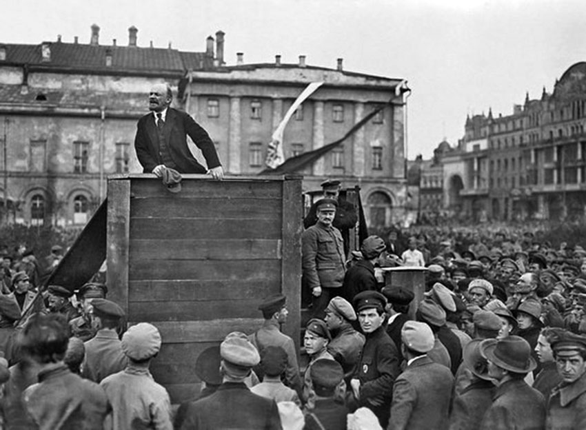 Владимир Ильич выступает перед частями Красной Армии. отправляющимися...