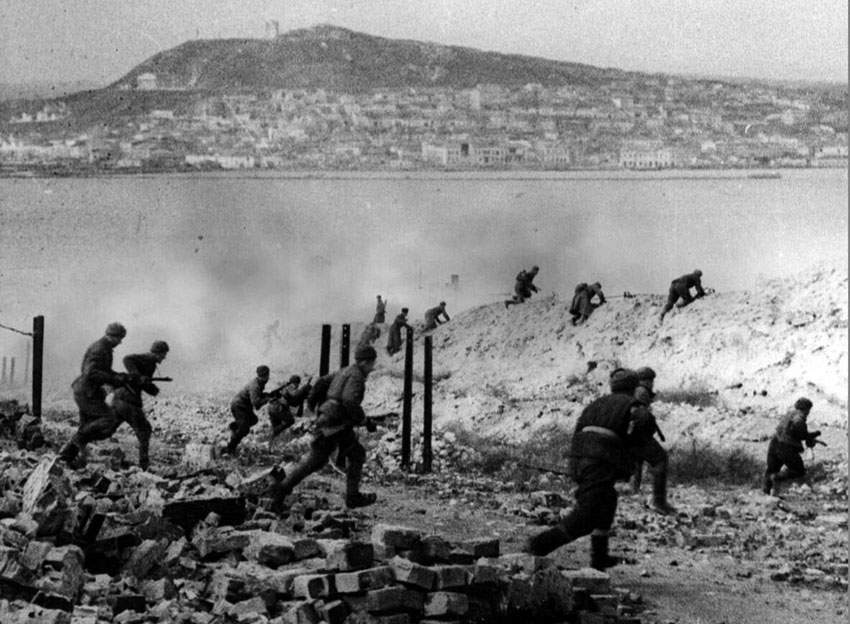 Советские солдаты атакуют противника в районе Керчи, 1944...