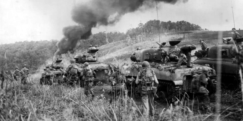 Танки M4A1 Sherman из 1-й кавалерийской дивизии поддерживают...