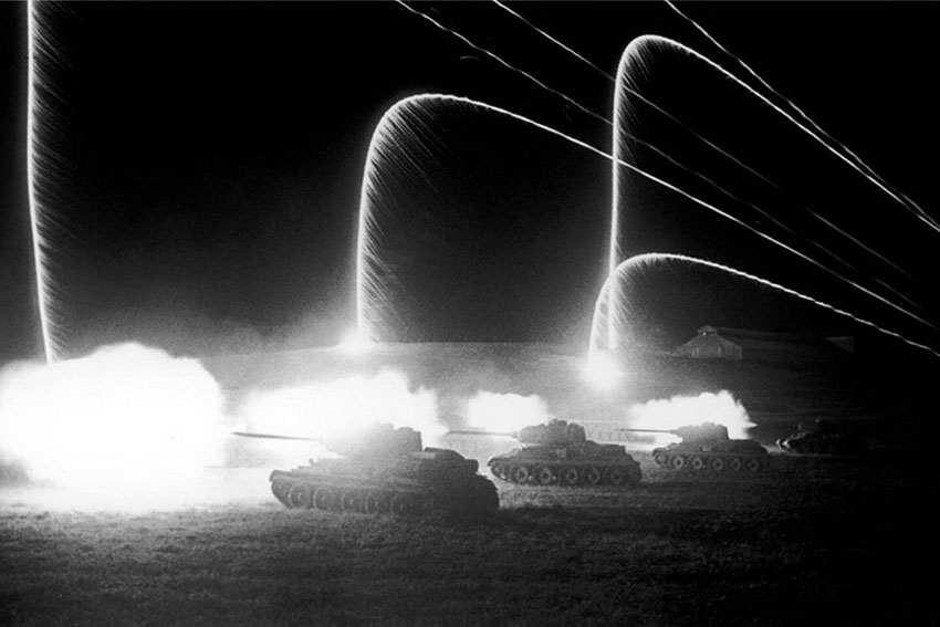 Ночное наступление танков Т-34 на Украине. Апрель 1944 года....