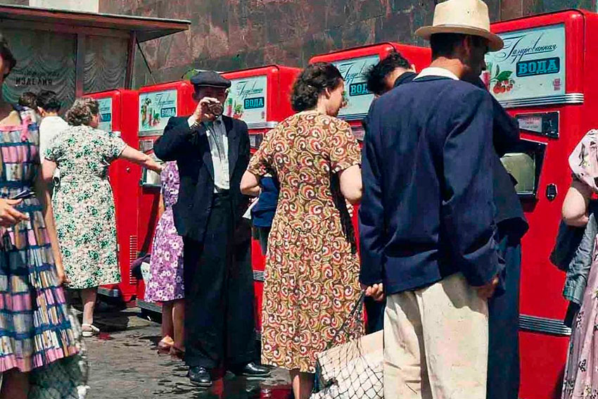 Популярные автоматы с газировкой, Москва, 1950-е.