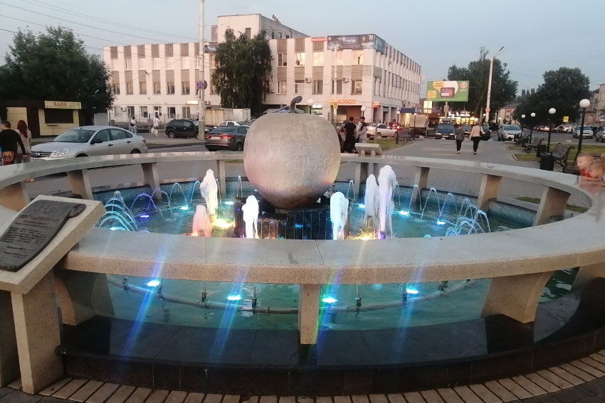 В гражданскую войну, когда в город приходили белые, он прятал...