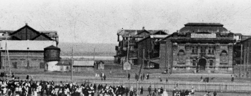 Панорама площади Свобода (Сенная) в 1918 год слева артезианский...