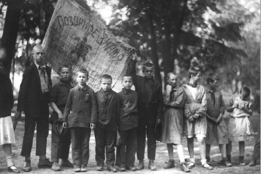 Знамя позора отстающих пионеров, 1930-е годы.