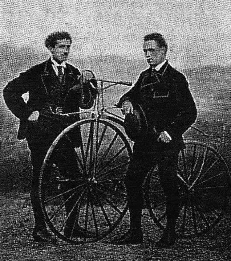 На фото Джеймс (справа) и Жан-Эжен-Андре Кастера (слева),...