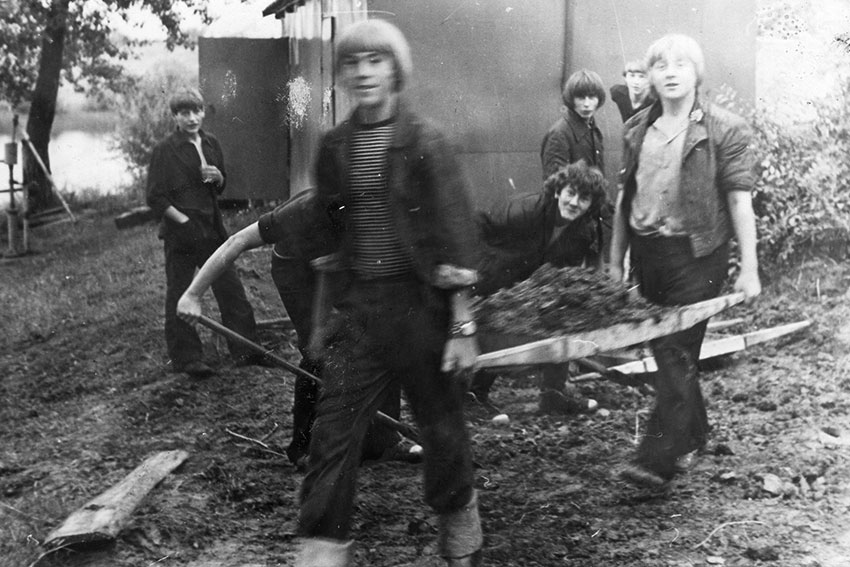 Работа в "лагере". Фото А. В. Грекова, 1976 год.