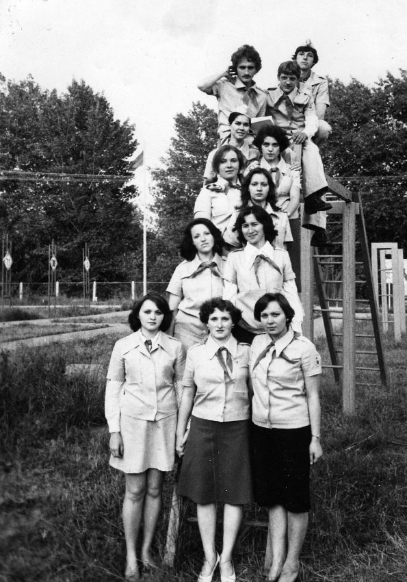 Пионе вожатые в пионерском лагере "Тополёк", 1978 год. Фото...
