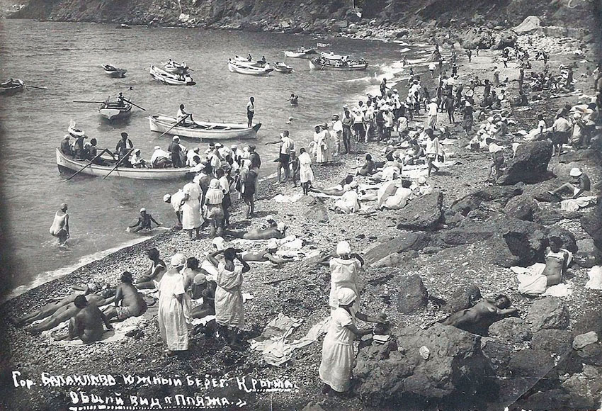 Обнаженные отдыхающие на пляже в Крыму 1 июня 1932 - 20 сентября...