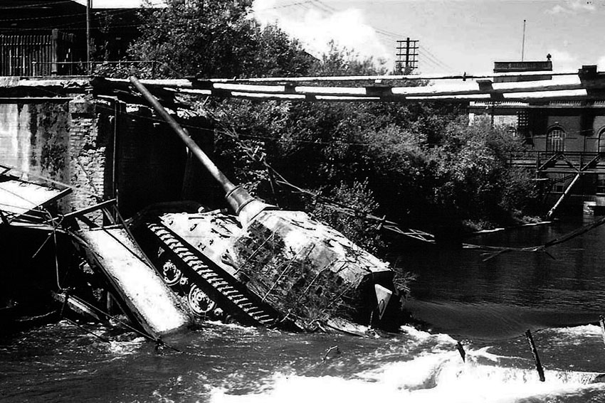 Немецкий тяжелый истребитель танков Jagdtiger, вес которого...
