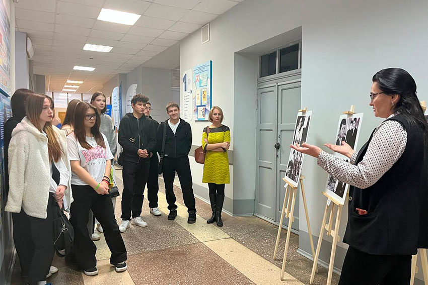 Студенты знакомятся с выставкой «Вне времени»