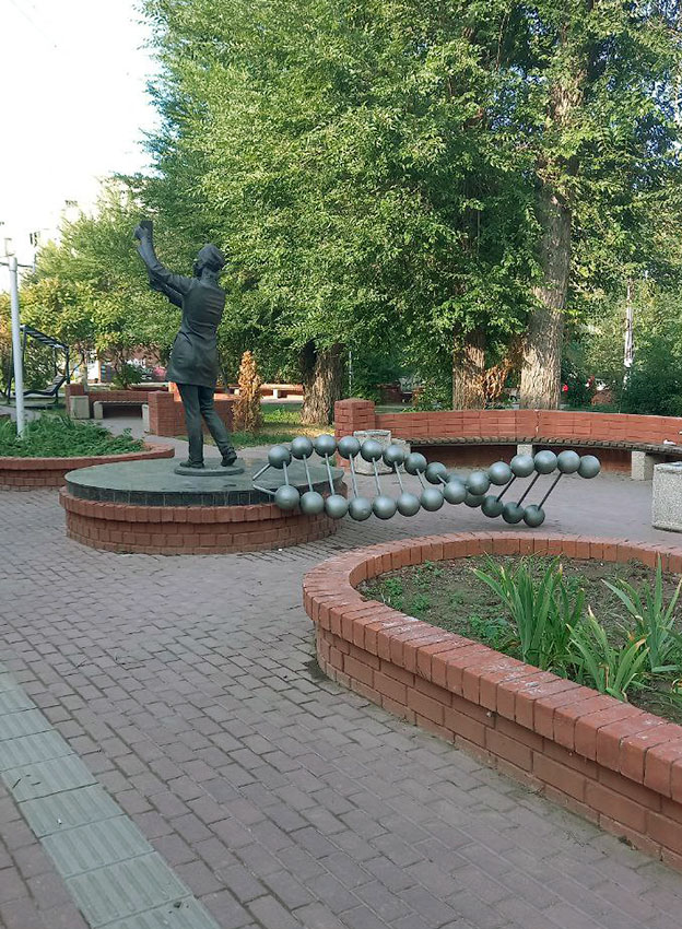Утро 16 августа спираль ДНК лежит на брусчатке. Утро 16 августа спираль ДНК лежит на брусчатке.