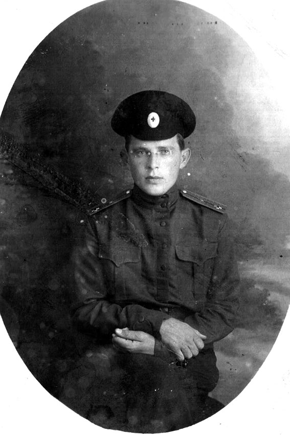 Николай Куховаренко (родился в 1895 году), сын Ивана Куховаренко.