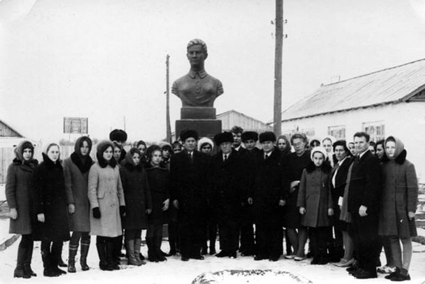Преподаватели и ученики 8-й школы у памятника. зимой в 1970-е...