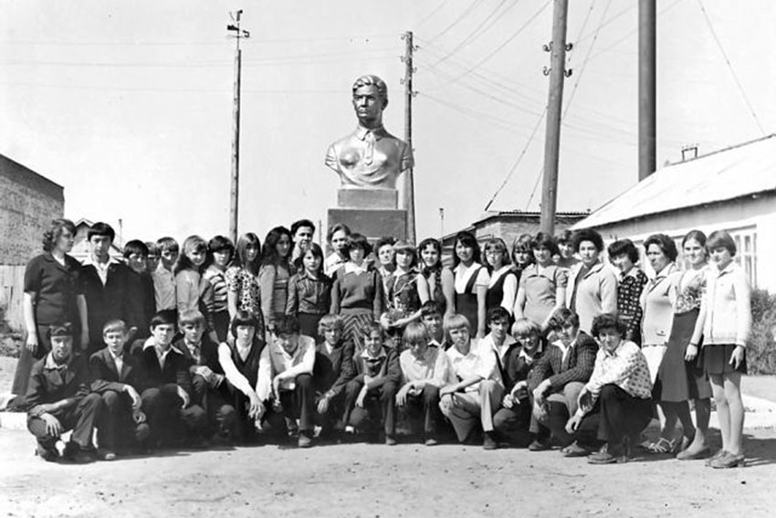 Преподаватели и ученики 8-й школы у памятника. летом в 1970-е...