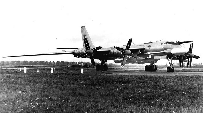 В ноябре 1952 года, в свой первый полет поднялся стратегический... В ноябре 1952 года, в свой первый полет поднялся стратегический...