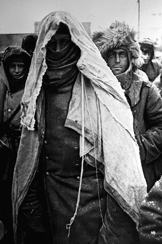 Немецкие заключенные в Сталинграде в феврале 1943 года, после...
