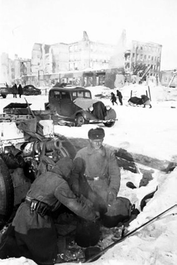 На улицах Сталинград . Зима 1943 года.