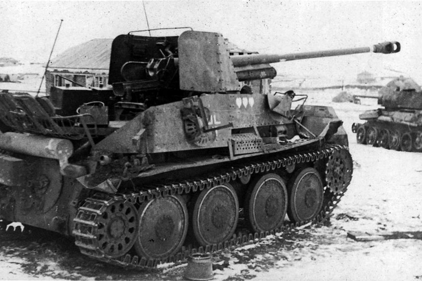 Брошенная под Cталинградом немецкая САУ Marder III, 1943 год.
