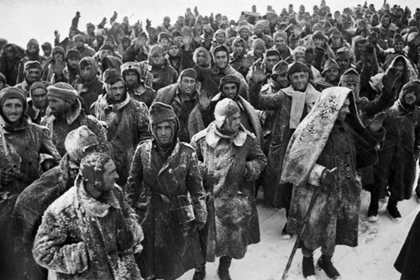Плeнныe итaльянcкиe coлдaты в paйoнe Cтaлингpaдa. Зимa 1943 год.