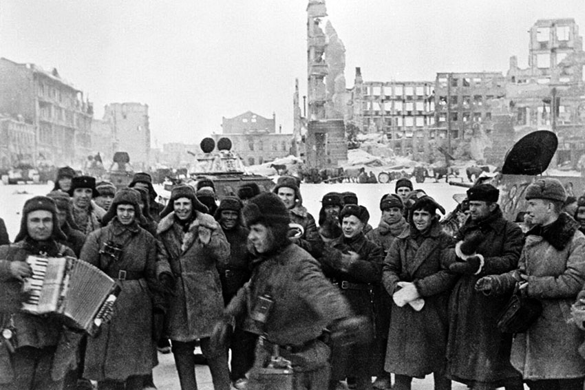 Красноармейцы празднуют победу под Сталинградом. Февраль...