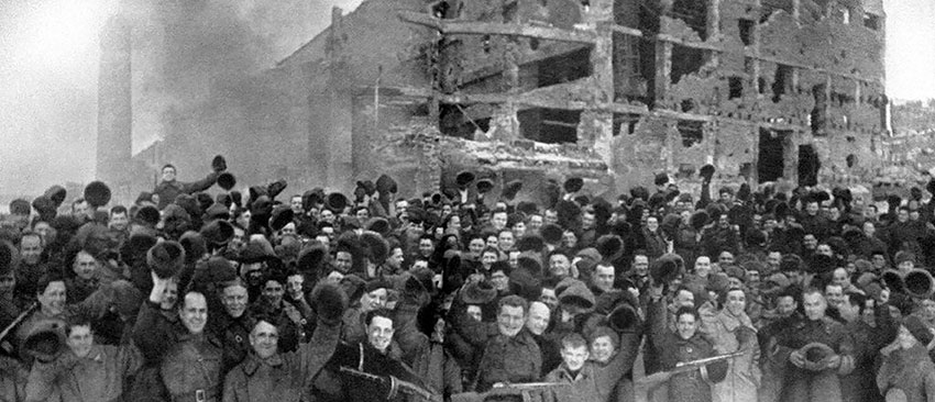 Красноармейцы празднуют победу под Сталинградом. Февраль...