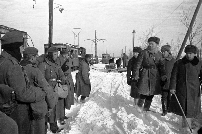 Советские офицеры проходят мимо немецких пленных, стоящих...